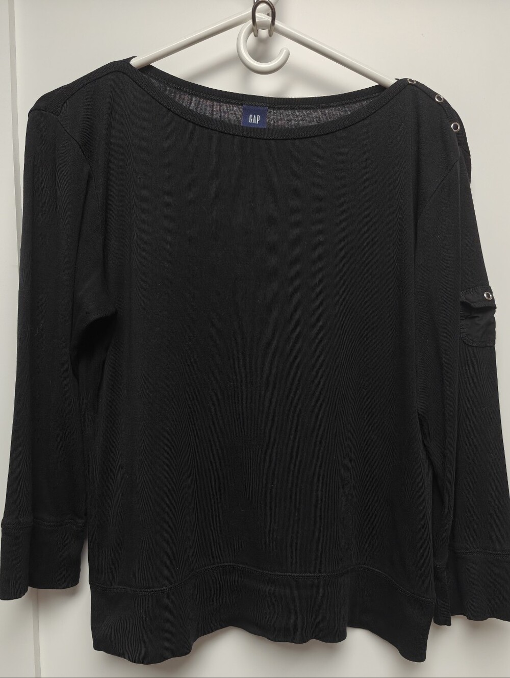 Gap knit boat neck 3/4 sleeve top with decorative snaps on shoulder Size L